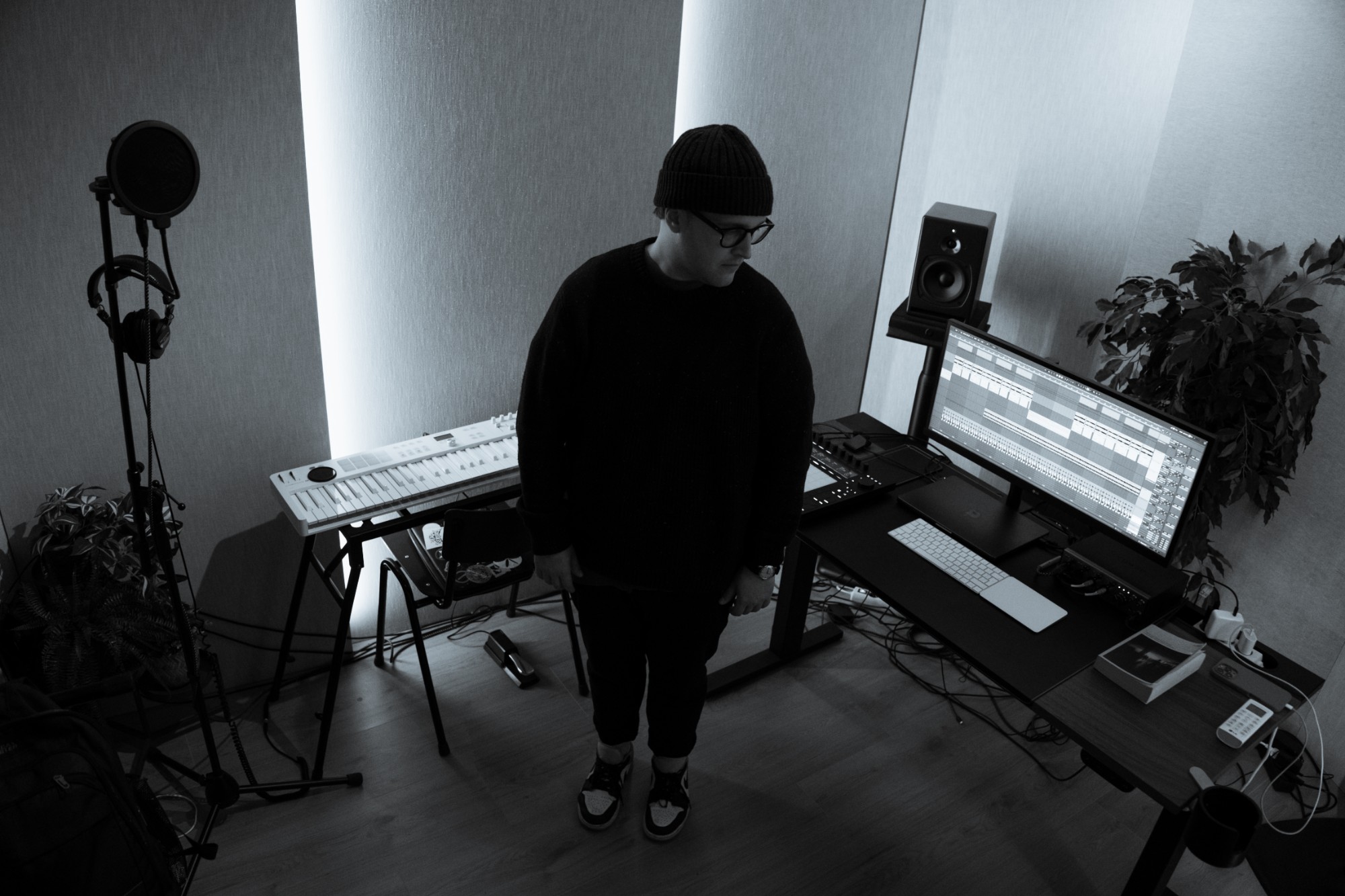 Naulé in his studio, black and white